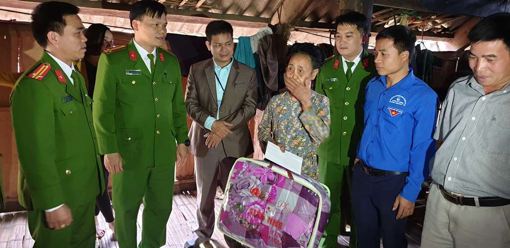 Đoàn thăm hỏi tặng quà gia đình có hoàn cảnh đặc biệt khó khăn