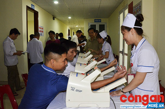 Sở Giao thông Vận tải phối hợp với Hiệp hội Vận tải ôtô Nghệ An tổ chức khám sức khỏe cho các lái xe vào cuối năm 2018