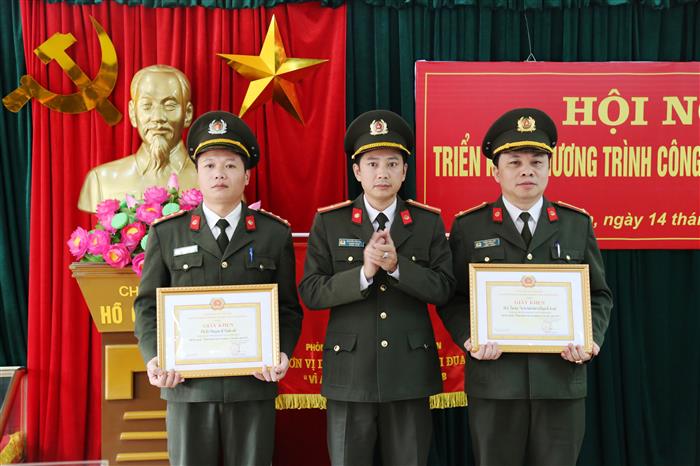 Trao giấy khen của Phòng Tham mưu cho 2 Chi bộ đạt tiêu chuẩn “Chi bộ hoàn thành xuất sắc nhiệm vụ tiêu biểu” 
