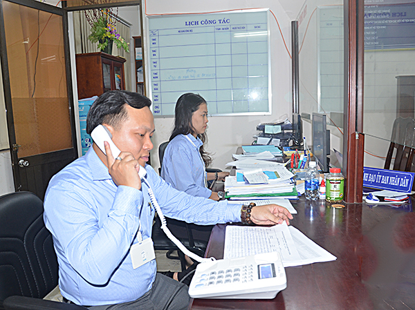 Anh Nguyễn Trọng Tuân, công chức văn phòng-thống kê UBND phường 5 gọi điện thoại thông báo hồ sơ đã giải quyết xong cho người dân.