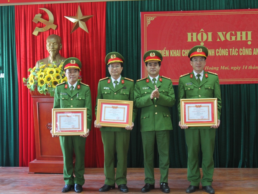 Đồng chí Phó Giám đốc tặng danh hiệu Chiến sỹ thi đua cơ sở cho các cá nhân 