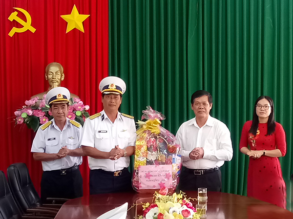 Đại tá Huỳnh Vĩnh Tuyến, tặng quà và gửi lời chúc mừng năm mới tới các đồng chí lãnh đạo, các ban, ngành và các tầng lớp nhân dân trên địa bàn huyện Côn Đảo.