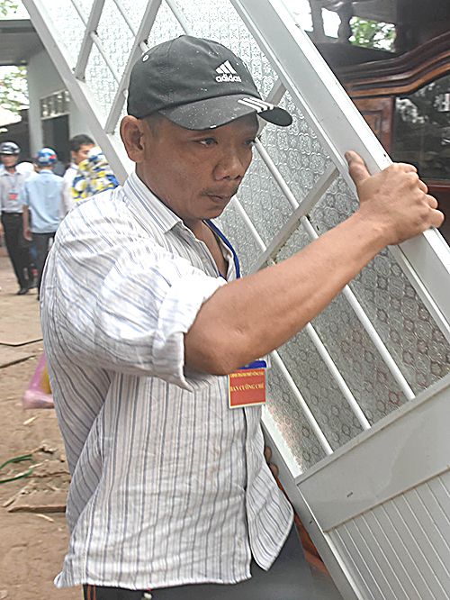 Lực lượng cưỡng chế chuyển đồ ra khỏi nhà ông Nguyễn Văn Mến.