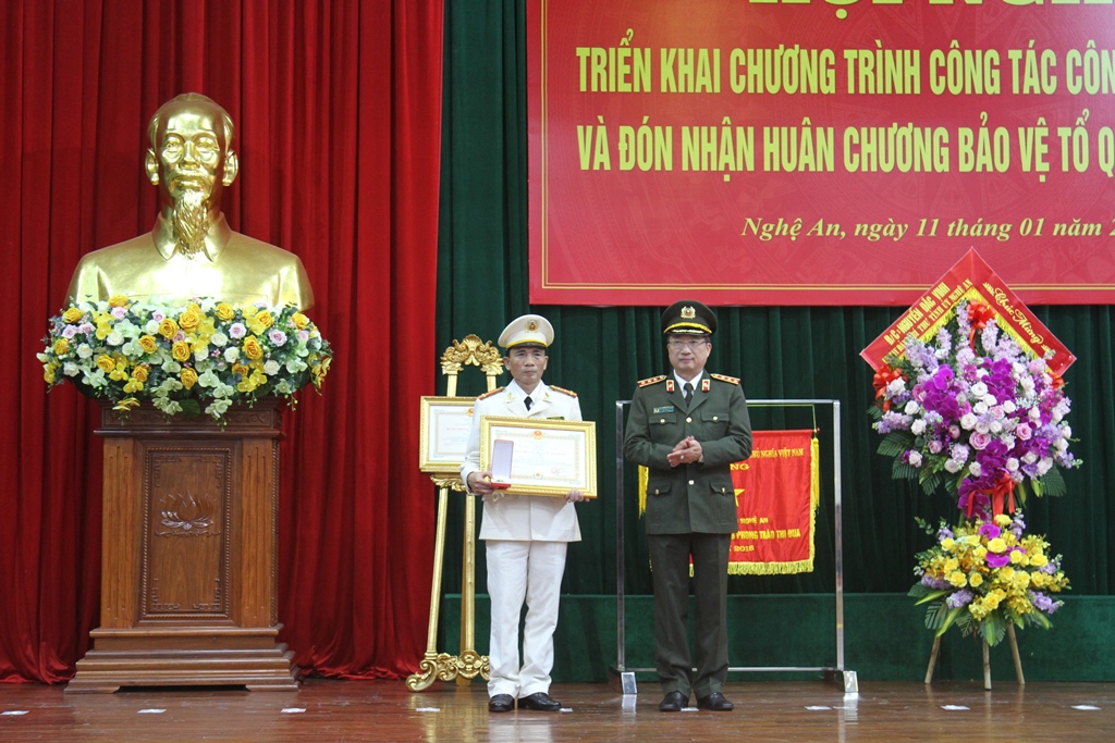 Đại diện gia đình cố Thiếu tướng Lê Văn Khiêu nhận Huân chương Bảo vệ Tổ quốc hạng Nhất&nbsp;