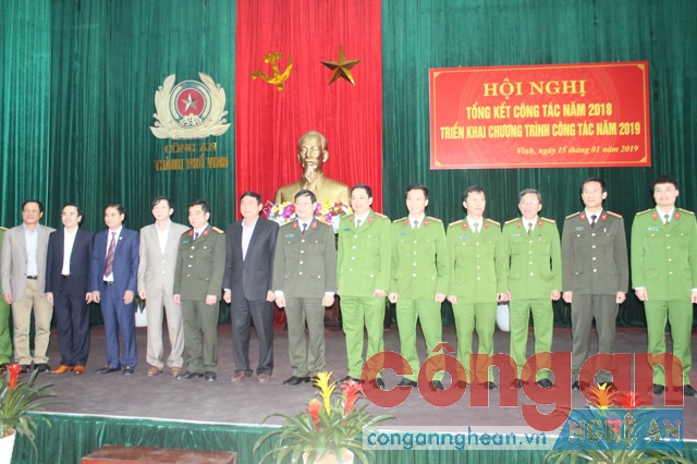 Lãnh đạo Công an TP Vinh chụp ảnh lưu niệm với đại biểu Công an tỉnh, Thành ủy, UBND thành phố