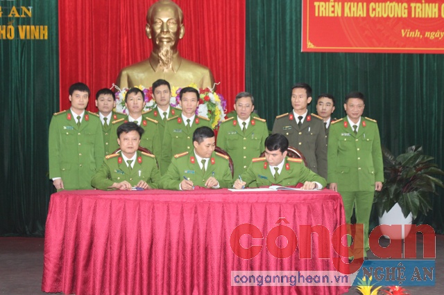 Đại diện các đội nghiệp vụ, Công an các phường, xã ký giao ước thi đua, quyết tâm lập nhiều thành tích, giữ vững ANTT trên địa bàn trong năm 2019