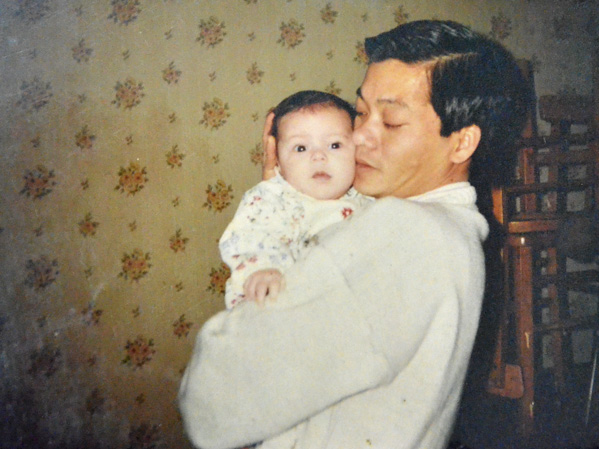 Những bức hình chụp Lys khi mới 2 tháng tuổi (đầu năm 1994) và cha mình- ông Lê Văn Thành được gia đình nhà nội cô gìn giữ cẩn thận. Ảnh chụp lại từ album gia đình.