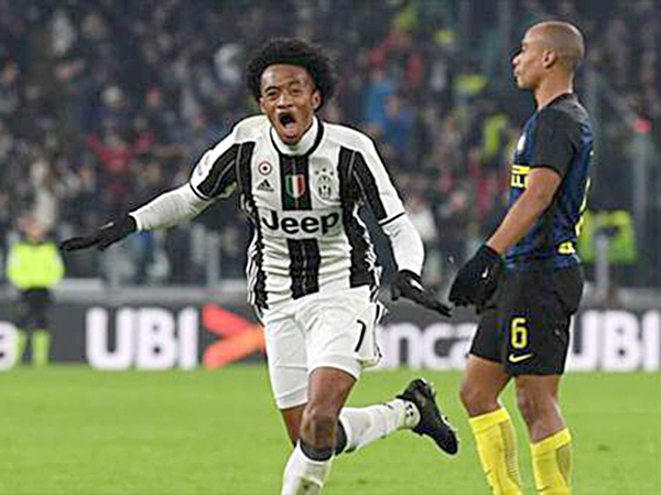 Cuadrado (trái) ghi bàn trong trận Juventus thắng Inter 1-0.