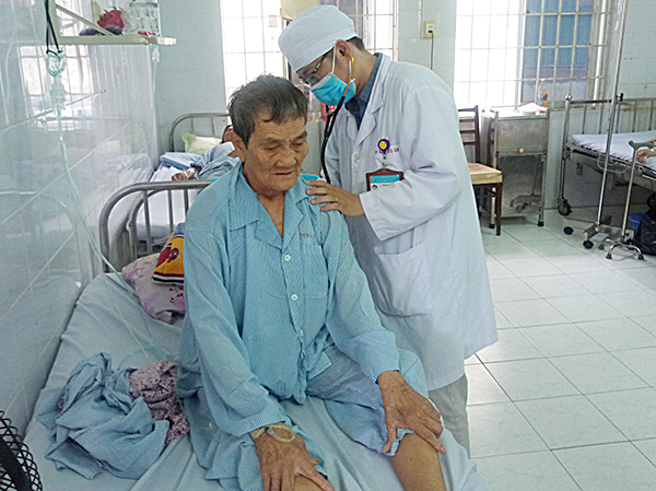 Bác sĩ Tuân thăm khám cho bệnh nhân điều trị tại khoa Tim mạch lão, Bệnh viện Lê Lợi.