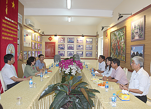 Đoàn kiểm tra của Sở GD-ĐT làm việc tại Trường THPT Đinh Tiên Hoàng.