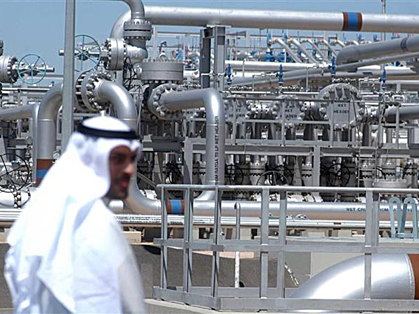 Một cơ sở khai thác dầu tại Al-Rawdhatain, Kuwait.