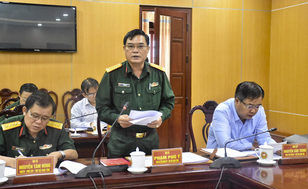 Đại tá Phạm Phú Ý, Ủy viên Ban Thường vụ Tỉnh ủy, Chỉ huy trưởng Bộ CHQS tỉnh quán triệt Nghị quyết của ĐUQS Quân khu 7 về lãnh đạo thực hiện nhiệm vụ QSQP năm 2019.