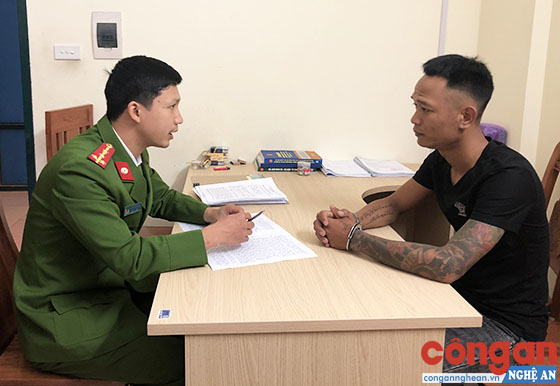 Cán bộ Công an TP Vinh lấy lời khai của đối tượng trong 1 vụ án