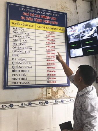 Hành khách đang xem bảng niêm yết giá vé xe Vũng Tàu đi các tỉnh phía Bắc tại điểm bán vé của Công ty TNHH Vận tải Minh Phúc.