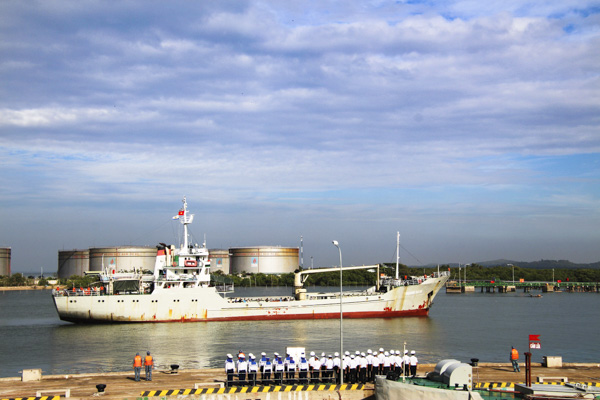 Tàu Trường Sa 08 cập cảng Lữ đoàn 171, kết thúc hải trình đem quà cho nhà giàn DK1.