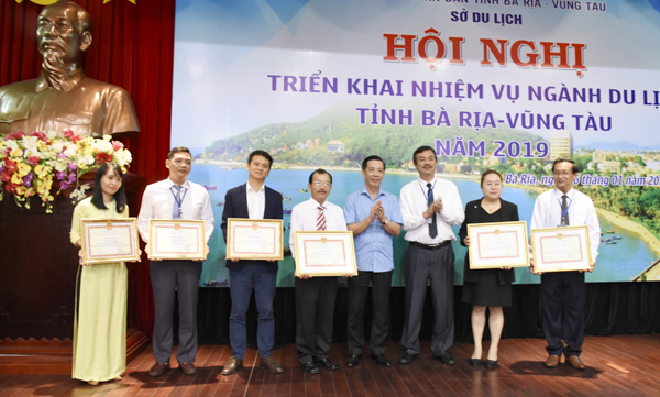 Đại diện  6 tập thể và 2 cá nhân có thành tích xuất sắc trong xây dựng và tổ chức hoạt động du lịch địa phương năm 2018  được nhận bằng khen của Bộ VHTTDL.