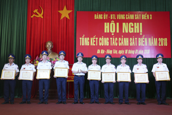 Trung tướng Hoàng Văn Đồng, Chính ủy Bộ Tư lệnh Cảnh sát biển Việt Nam trao thưởng cho các đơn vị có thành tích xuất sắc trong phong trào thi đua quyết thắng năm 2018.
