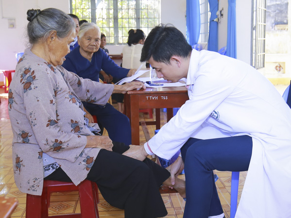 Bác sĩ  Bệnh viện Bạch Mai khám bệnh cho người dân huyện Xuyên Mộc.