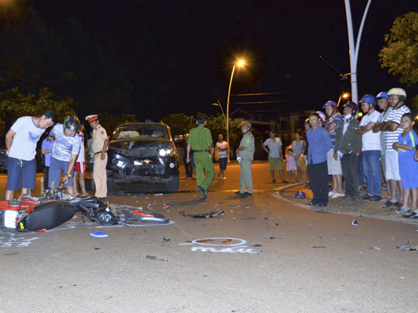 Hiện trường vụ tai nạn giao thông đêm 16-1 tại thị trấn Ngãi Giao.
