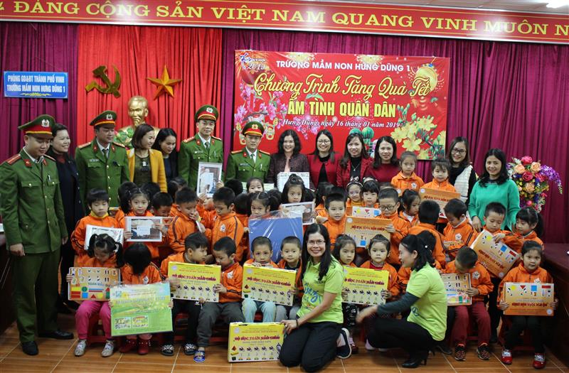 Trao quà tại trường mầm non Hung Dũng 1