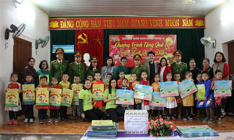 Trao quà tại trường mầm non Hung Dũng 2