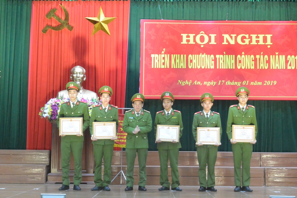 Tặng Giấy khen cho các cá nhân có thành tích xuất sắc trong công tác PCCC