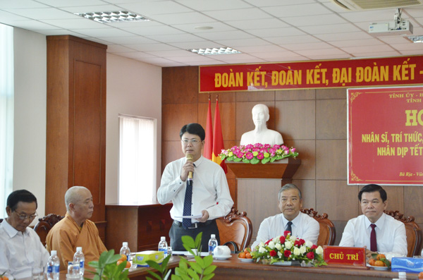 Đồng chí Nguyễn Thanh Tịnh, Phó Chủ tịch UBND tỉnh thông tin đến các đại biểu tình hình kinh tế, xã hội, an ninh quốc phòng của tỉnh năm 2018, phương hướng nhiệm vụ năm 2019.