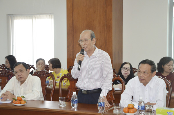 Đại biểu Lê Huy Luyện, Nguyên Giám đốc Sở GD-ĐT phát biểu góp ý tại buổi họp mặt.