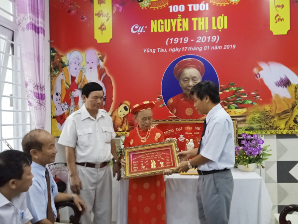 Đồng chí Trần Đức Lục, Phó Ban đại diện Hội người cao tuổi tỉnh thăm, chúc thọ và tặng quà cụ Nguyễn Thị Lợi (phường 7, TP. Vũng Tàu). 