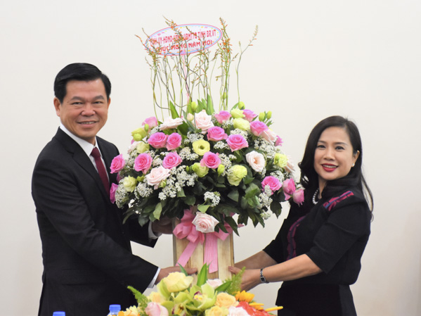 Đồng chí Nguyễn Hồng Lĩnh, Ủy viên Trung ương Đảng, Bí thư Tỉnh ủy, Chủ tịch HĐND tỉnh tặng hoa chúc mừng lãnh đạo KCN CS Phú Mỹ 3.