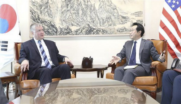 Trưởng đoàn đàm phán sáu bên về vấn đề hạt nhân Triều Tiên của Hàn Quốc Lee Do-hoon (phải) và đặc phái viên Mỹ phụ trách chính sách Triều Tiên Stephen Biegun tại cuộc gặp ở Seoul, Hàn Quốc. 