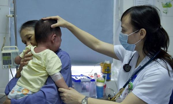 Thăm khám cho bệnh nhi mắc sởi. Ảnh: TL