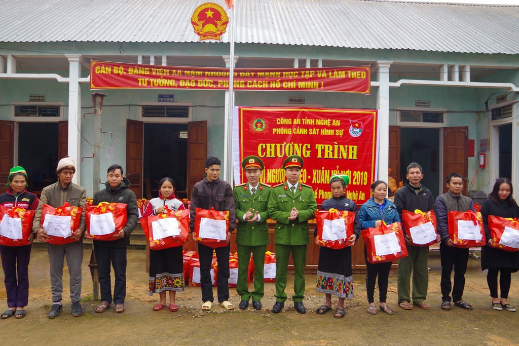 Đoàn đã trao 100 suất quà cho các hộ nghèo để hỗ trợ người dân có một cái Tết ý nghĩa