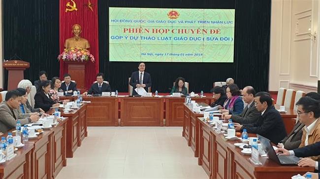 Bộ trưởng Phùng Xuân Nhạ, Ủy viên Thường trực Hội đồng chủ trì phiên họp.