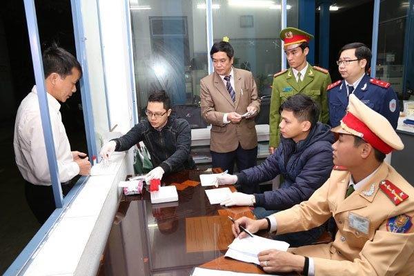 Lực lượng liên ngành Sở GTVT, Công an tỉnh và Sở Y tế Ninh Bình đang kiểm tra chất ma túy đối với các lái xe điều khiển xe taxi trên địa bàn vào sáng sớm