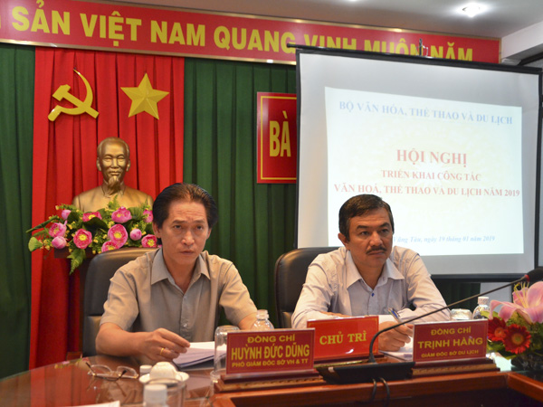 Đồng chí Trịnh Hàng, Giám đốc Sở Du lịch (phải) và Huỳnh Đức Dũng, Phó Giám đốc Sở VH-TT chủ trì hội nghị tại điểm cầu BR-VT.