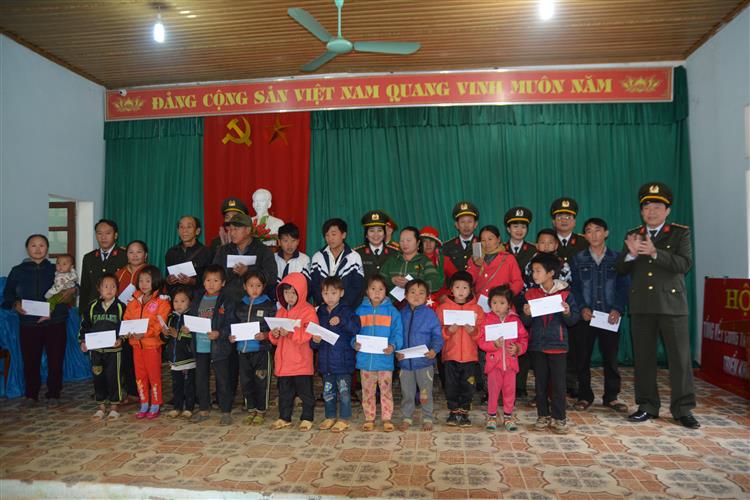 Phòng Tổ chức cán bộ Công an tỉnh chúc tết, động viên các em học sinh có hoàn cảnh đặc biệt khó khăn của Trường tiểu học và trung học cơ sở Tri Lễ