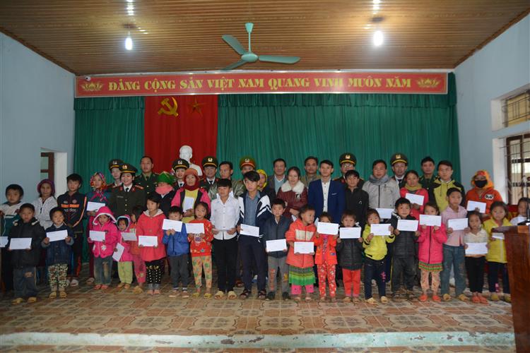 Trao những suất quà để các em vui Xuân, đón Tết Kỷ Hợi 2019