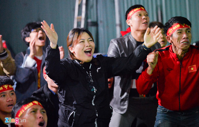 Niềm vui của các cổ động viên Việt Nam khi đội nhà giành vé vào tứ kết.