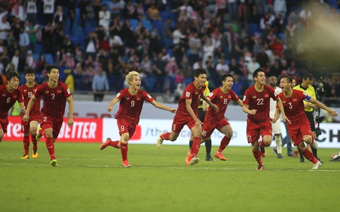 Niềm vui của các cầu thủ Việt Nam sau khi giành vé vào tứ kết. Ảnh: TTO