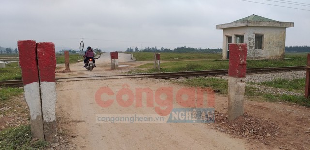 Nếu không hợp đồng với ngành đường sắt cắt cử người canh gác tại nút giao thông N2,  xe container sẽ không thể ra, vào nhà máy 