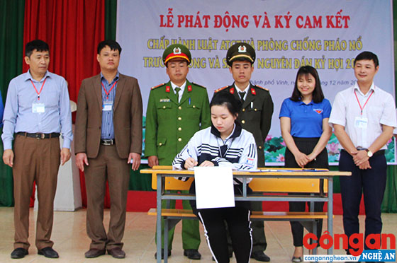 Học sinh Trường THPT Hà Huy Tập ký cam kết không vi phạm pháp luật về vũ khí, vật liệu nổ, công cụ hỗ trợ, vũ khí thô sơ, các loại pháo, đèn trời