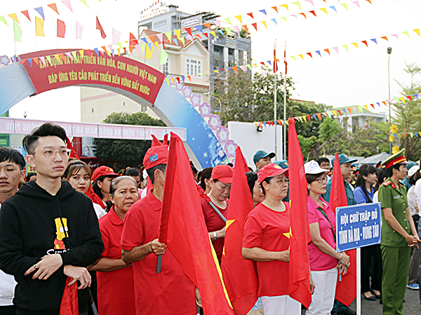 Lễ ra quân có sự tham gia của các hội viên Hội Chữ thập đỏ tỉnh.