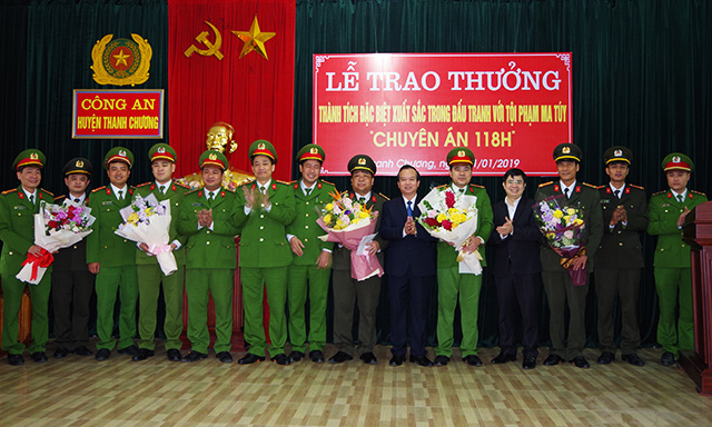 Lãnh đạo Công an tỉnh và UBND huyện Thanh Chương trao thưởng cho Ban Chuyên án 118H