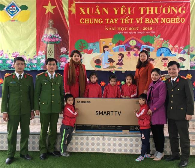 Công an huyện Nghĩa Đàn chung tay “Tết vì người nghèo”  tại Trường Tiểu học Nghĩa Mai