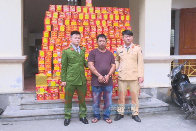 Huỳnh Minh Toàn và 427 kg pháo bị Công an TP Vinh bắt giữ vào ngày 6/12/2018
