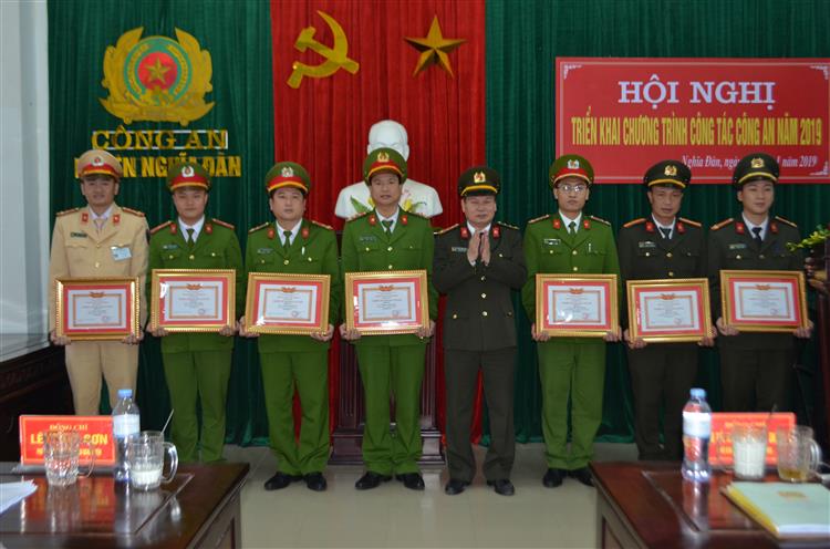 Tặng danh hiệu 