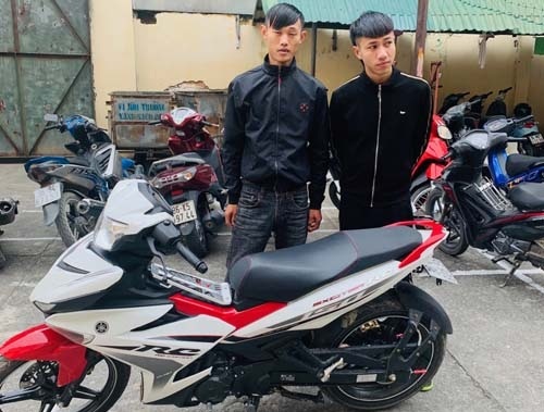 Đối tượng Vũ  Văn Tuấn (Trái), Nguyễn Công Thanh và các tang vật vụ án