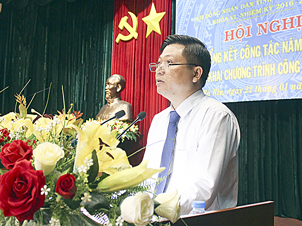 Đồng chí Trần Văn Tuấn báo cáo kết quả công tac năm 2018 của HĐND. 