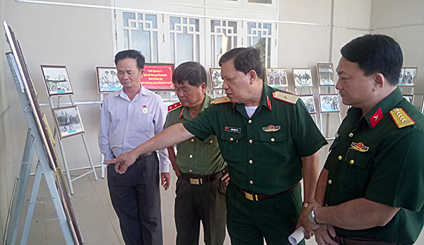 Thiếu tướng Trần Hữu Tài, Phó Chủ nhiệm Chính trị Quân khu 7 (thứ 2 từ phải qua) và các đại biểu tham quan triển lãm.